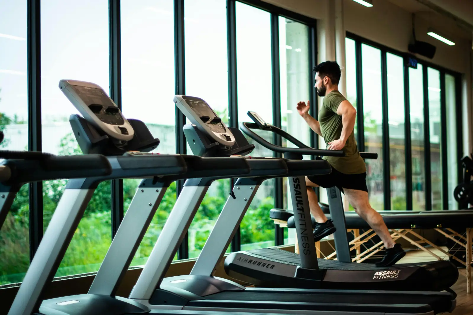 Fitness & Wellness AI voice agent - Ringlyn's AI voice agents mimic human interaction for customer support — handling class bookings, membership inquiries, and renewal reminders to keep your gym floor busy and members engaged. AI voice tools reduce agent burnout and churn on your front desk team.